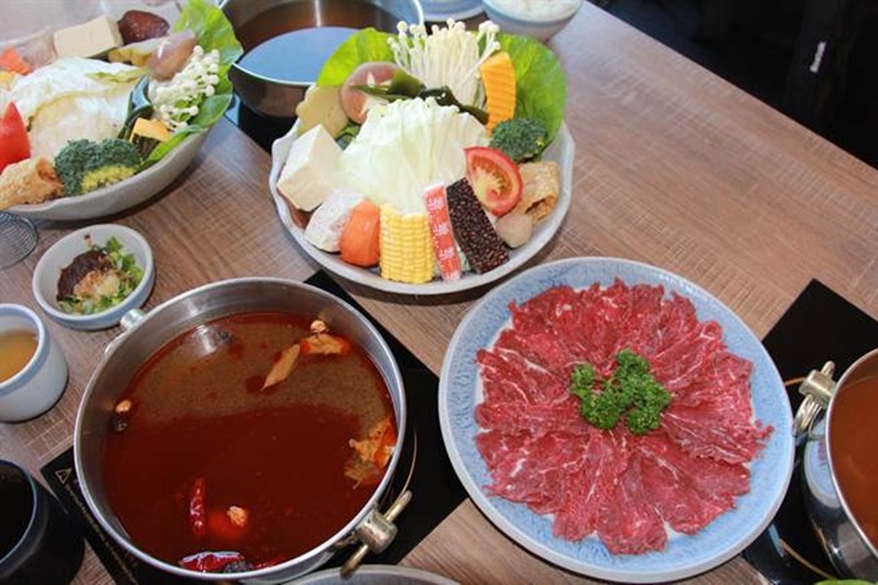 「喫火鍋」的菜盤新鮮豐富,溫體牛更是饕客必點。(何冠嫻攝)