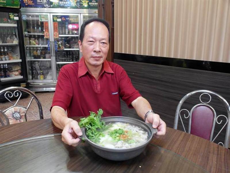 台南市次郎海產業者甘坤龍研發以清湯熬煮的浮水魚羹火鍋。(洪榮志攝)