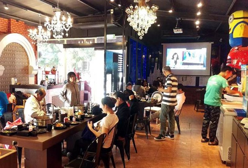 屏東市A-ONE吃到飽鴛鴦火鍋店最近剛開幕,各種肉類、海鮮高檔食材,讓饕客們盡情享用。(潘建志攝)