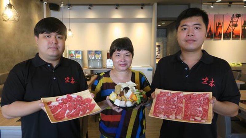 竺本日式鍋物老闆娘陳寶珠(中)自豪店內的精選食材、肉質鮮嫩且湯頭道地,深受許多老顧客肯定,也常有日籍人士專程慕名而來。(謝瓊雲攝)