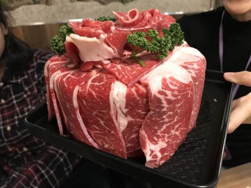 壽星到大魔,還可獲贈肉蛋糕,霸氣模樣讓人驚艷。(葉德正攝)