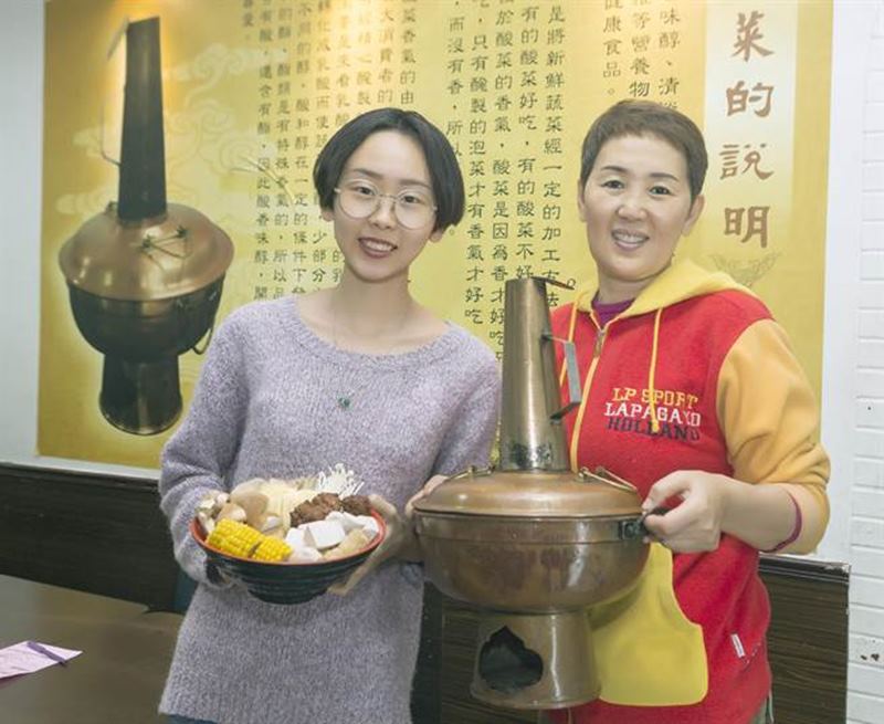 「喜字宴」東北酸菜白肉鍋目前賈喜字(右)與女兒一起經營。(陳麒全攝)
