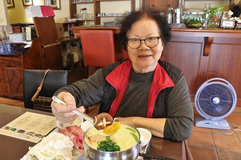 恆春鎮「新優格」咖啡簡餐店老闆娘張黃玉蘭指出,她用當地生產的南瓜又蒸又熬湯頭抓住饕客的胃。(謝佳潾攝)
