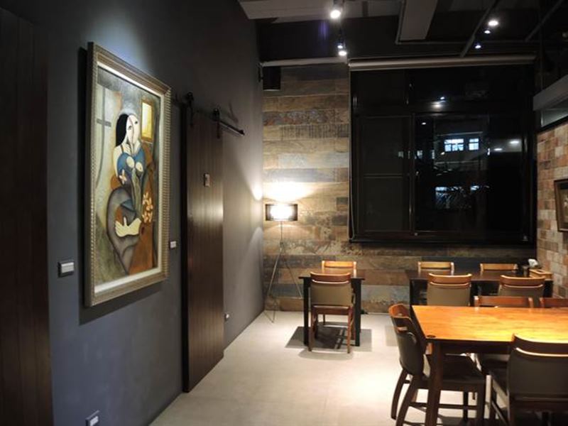 花甲秀丼飯拉麵店空間舒適,踏入店家還以為是咖啡店。(邱立雅攝)