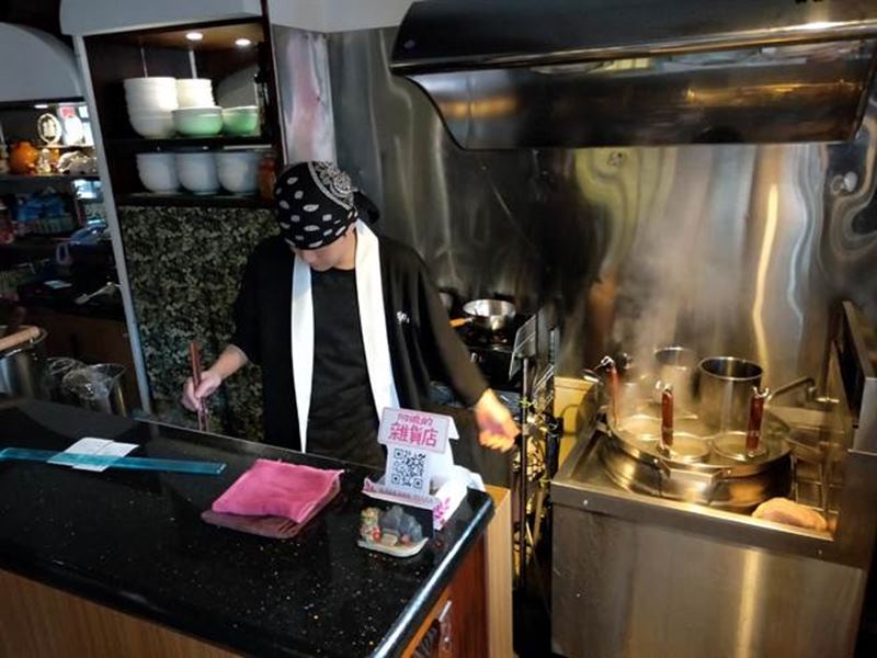 廣田師傅右側的煮麵機是自日本進口。(李義攝)