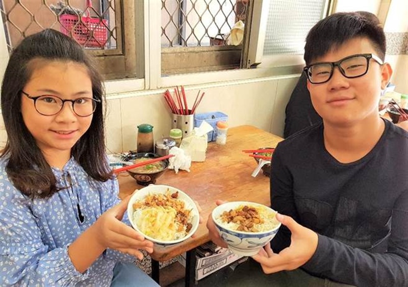 阿民刈包的招牌雞絲飯擄獲澎湖人的胃。(陳可文攝)