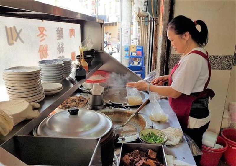 老闆娘周秀菊 草創了「阿民刈包」店,觀光客首選的早餐美食。(陳可文攝)