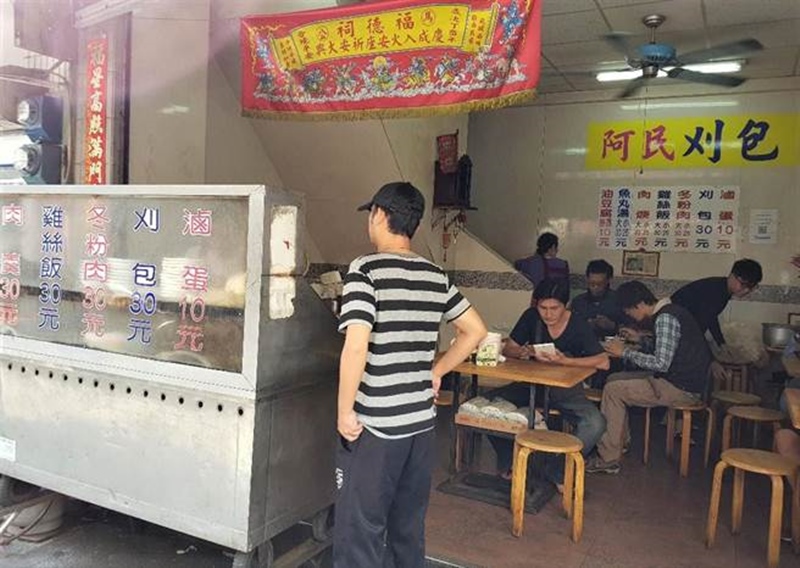 36年歷史的澎湖阿民刈包店天天客滿人潮絡繹不絕。(陳可文攝)