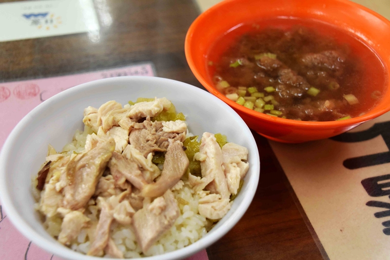 「阿榮火雞肉飯」吃起來清爽不油膩,配上店家自製排骨酥湯,組合超完美。(呂妍庭攝)