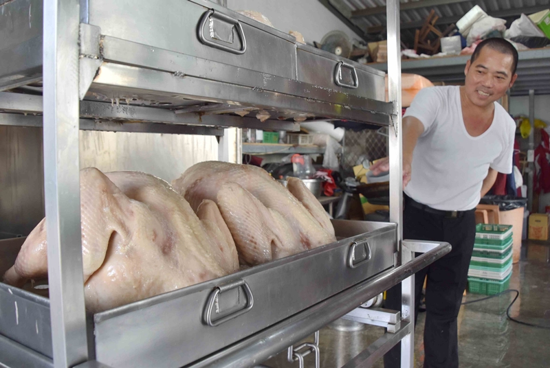 「阿榮火雞肉飯」陳宗榮還託人特製專用大蒸箱,一口氣能蒸4隻大火雞。(呂妍庭攝)