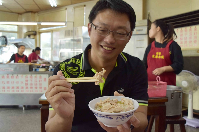 「阿榮火雞肉飯」吃起來清爽不油膩,讓人齒頰留香,讓常客林耿瑋一吃再吃也不會膩。(呂妍庭攝)