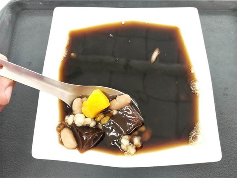 「阿旺」的冬季人氣商品燒仙草,顧客可以挑選5種不同配料。(李義攝)