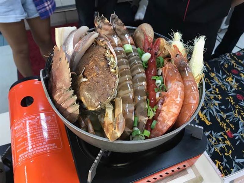 NiceBay尼斯灣海洋景觀餐廳推出的「萬惡漁夫鍋」,擁有黃金蟹、劍蝦、大明蝦等近10種海鮮,滿滿的好料塞滿整個鍋子,讓人直呼「太罪惡!」。(張穎齊攝)