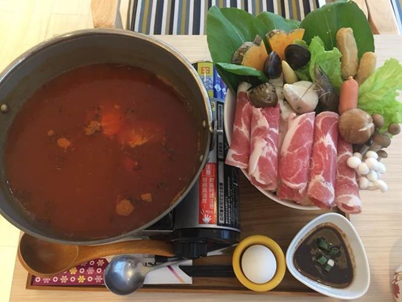 湯頭均為大骨熬煮,味道甘甜,而且一大盤擺盤不見火鍋料,以新鮮肉片、蔬菜與菇類吸引客人。(曹婷婷攝)
