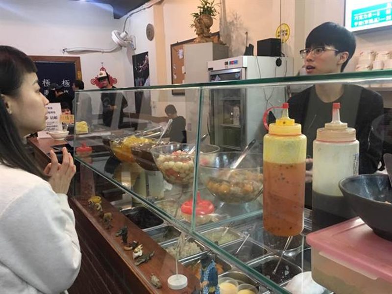 台北市大同區「極極冷熱冰」店,店內品項多元,深受不少民眾喜愛。(吳堂靖攝)