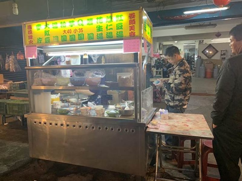 三重區巷弄內的連媽媽燒仙草,堅持燒仙草與配料每日親自熬煮,純天然不加工的餡料與老手藝,20年來養著一批挑嘴的忠實客戶。(高彥哲攝)