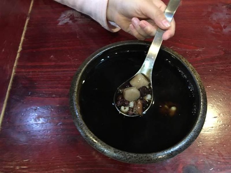 「茶古利仙草鋪」熬煮的燒仙草口感綿密濃郁,配料幾乎都是自己製作。(林欣儀攝)