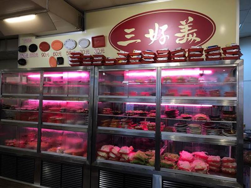 三好美的計價方式很佛心,鍋底每人35元,各式火鍋配料以盤子計價30至100元不等,拿多少、算多少,價格通通寫在牆壁上。(蔡依珍攝)