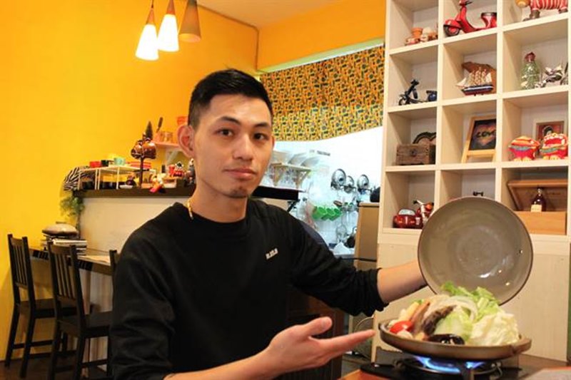 樂陶鮮食料理鍋店長黃啟哲表示,店內食材都是當日採買當季最新鮮的蔬菜和海鮮等食材,以陶鍋為特色。(吳敏菁攝)