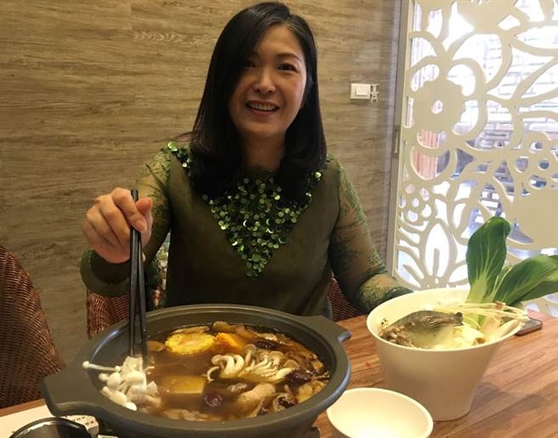羅淑嫻精心調煮桂圓麻油小火鍋,香氣誘人食指大動。(廖素慧攝)