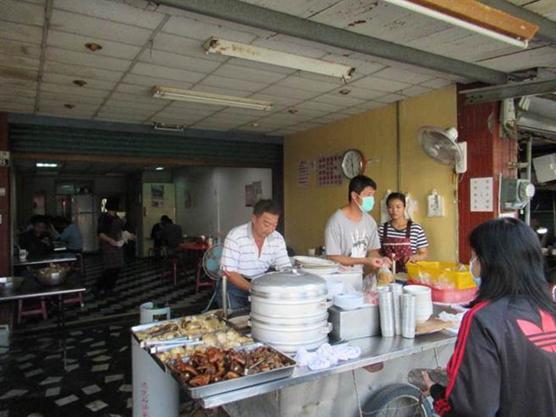 學甲雞肉焿開業近50年,選用九斤雞做為食材,小吃攤只賣雞肉料理,目前已經傳到第三代,是在地的排隊美食。(莊曜聰攝)