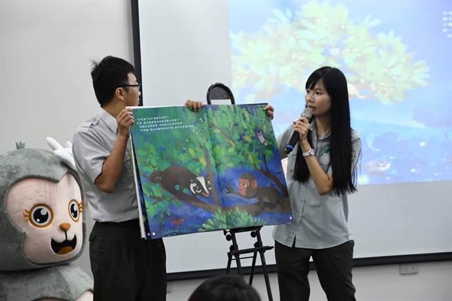 壽山國家自然公園發表繪本《好想要回家》,提醒飼主們,不要再帶狗上山。圖右為作者黃雅婷。(壽山國家自然公園籌備處提供)