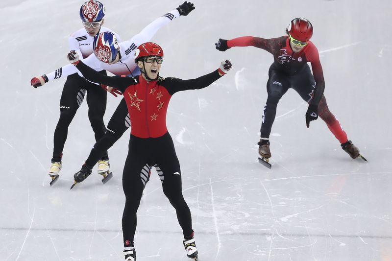▲2018年2月22日,冬奧短道速滑男子500米決賽,大陸選手武大靖(右2)衝過終點線後慶祝奪冠。 (新華社)
