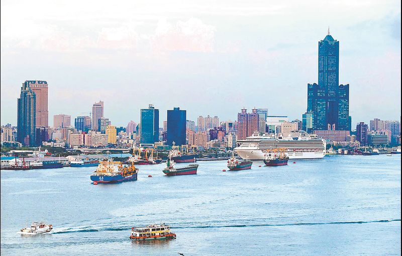 從旗津燈塔遠眺高雄港和85大樓周遭亞洲新灣區一景。(本報系資料照片)