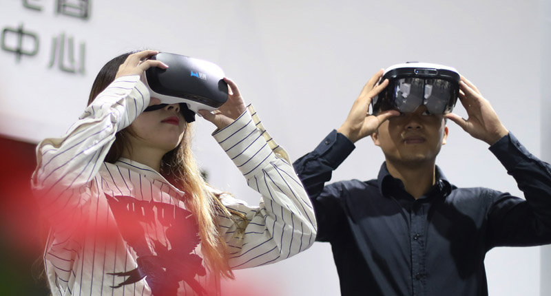 9月28日,參觀者在南京體驗VR和AR眼鏡帶來的視覺衝擊。(中新社)9月28日,參觀者在南京體驗VR和AR眼鏡帶來的視覺衝擊。(中新社)