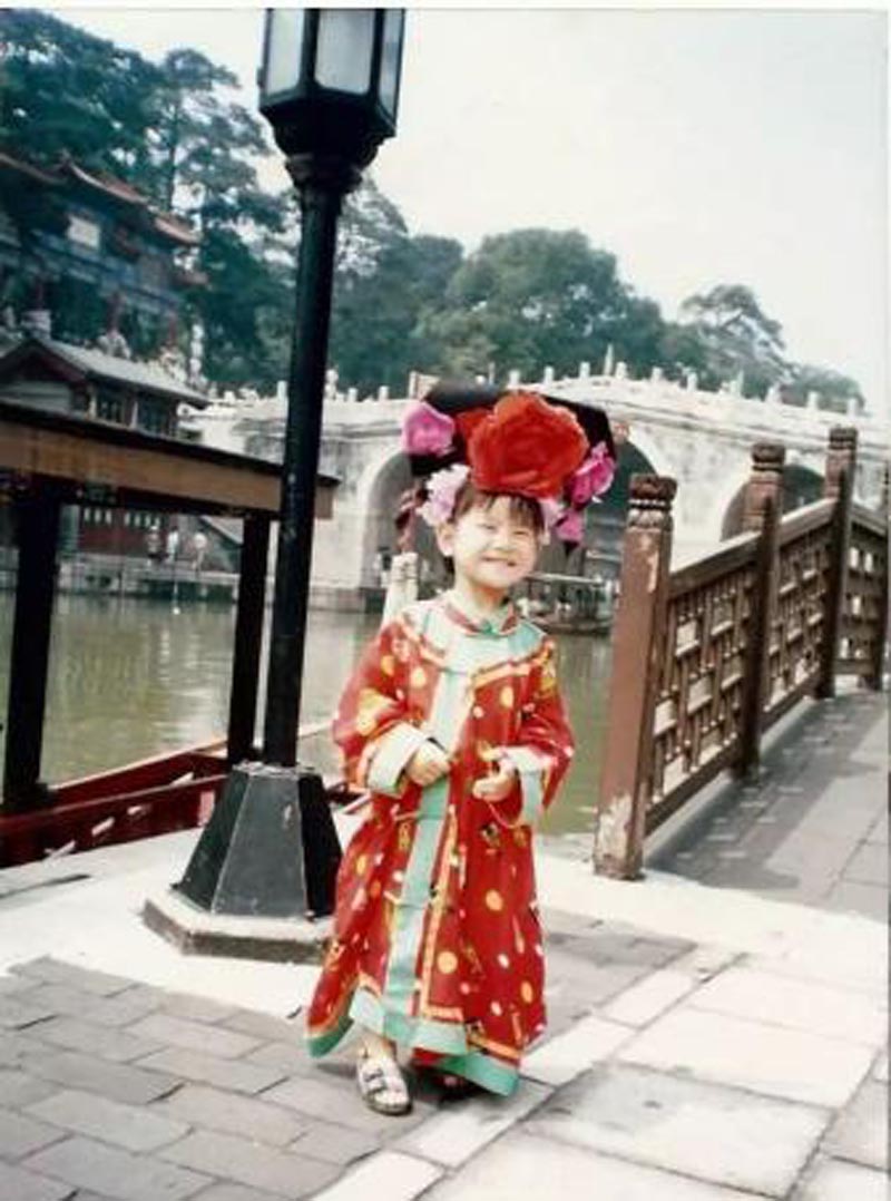 孩童時期的王偉華。(取自央視)
