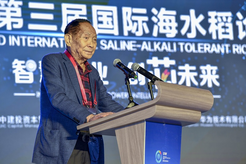 12月18日,第三屆國際海水稻論壇在海南三亞開幕,「雜交水稻之父」袁隆平出席並致辭。(中新社)