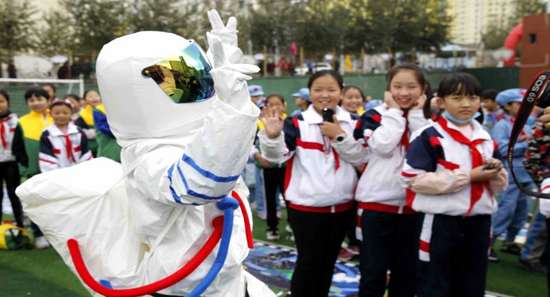 10月19日,青海西寧市科技創新嘉年華活動上,太空人與小學生們互動。(中新社資料照片)