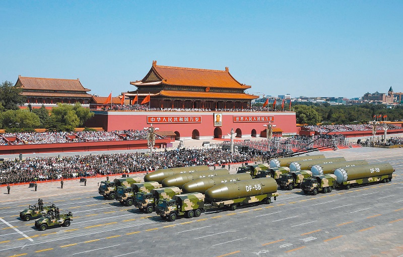 2015年9月3日,大陸紀念抗戰勝利70周年大閱兵在北京登場。圖為核飛彈第二方隊通過天安門廣場。(新華社)