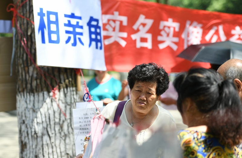大批代表兒女出面的家長來到「相親角」收集徵婚信息,為子女尋覓佳偶。(中新社資料照片)