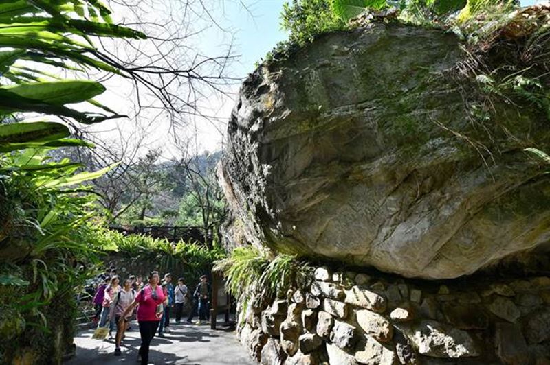 神石亭旁萬山神石,早期在地人稱它「大石古」,有當地放牛童的故事,也有從高雄茂林移植過來的魯凱版神話。(沈揮勝攝)
