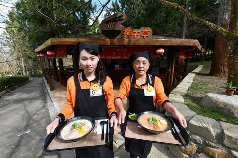 神石亭拉麵,絕佳的享用環境。(沈揮勝攝)