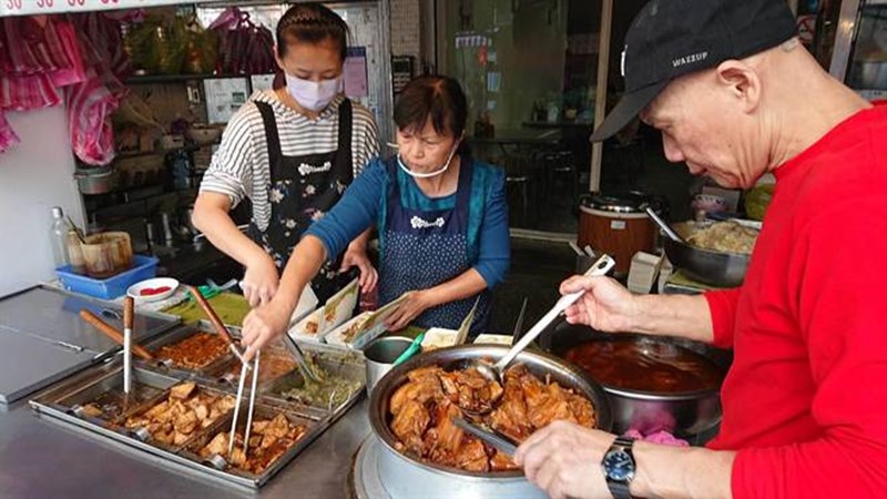 位於新莊中港一街41號的平民美食焢肉飯,俗擱大碗CP值超高。(吳岳修攝)