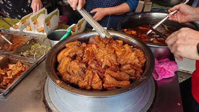 滷得油亮金黃的焢肉,讓人看了口水直流。(吳岳修攝)