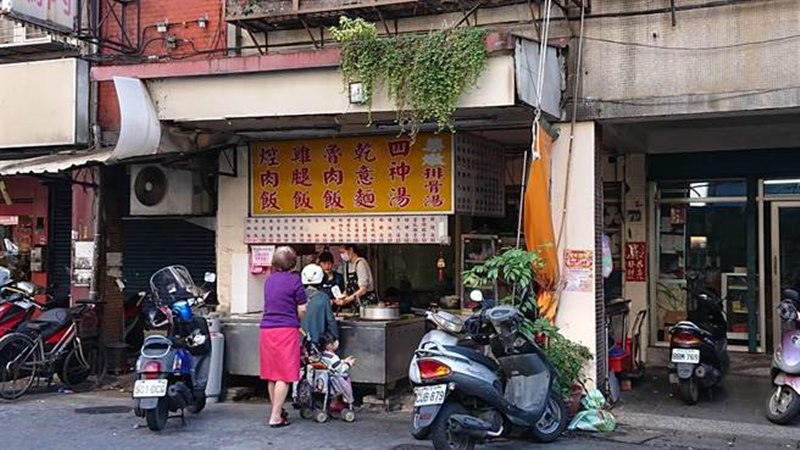 位於新莊中港一街41號的平民美食焢肉飯,俗擱大碗CP值超高。(吳岳修攝)