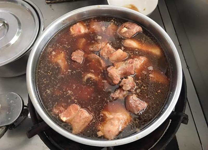 焢肉都採用溫體豬肉,經過大、小火燜燉後更入味。(陳慶居攝)