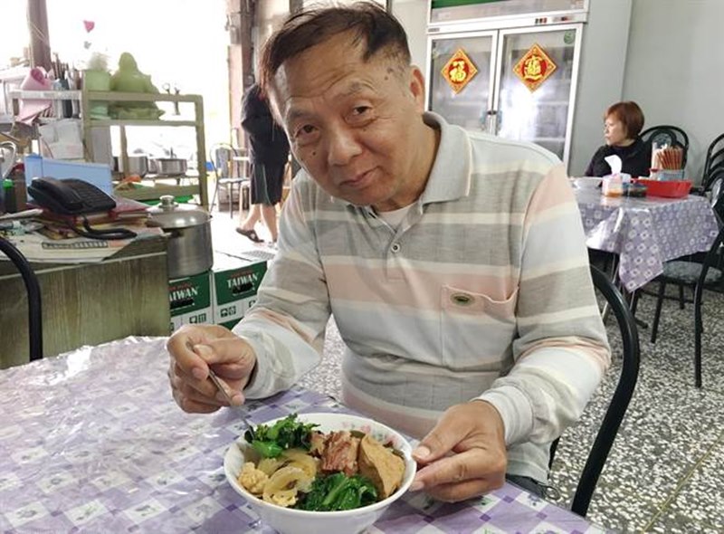 八方小吃焢肉飯頗受消費者青睞。(陳慶居攝)