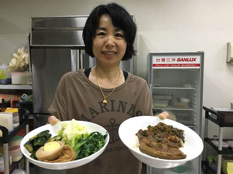 莊鹿芳堅持真材實料做出澎湃的爌肉飯。(廖素慧攝)
