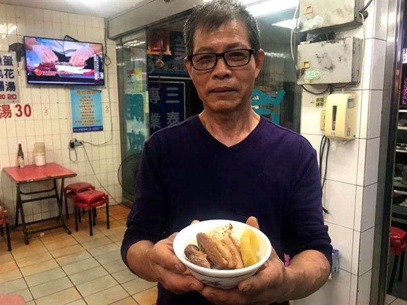 鄭培欽退伍後就經營新生小吃部,40多年來看盡當地商圈的興衰。(莊哲權攝)