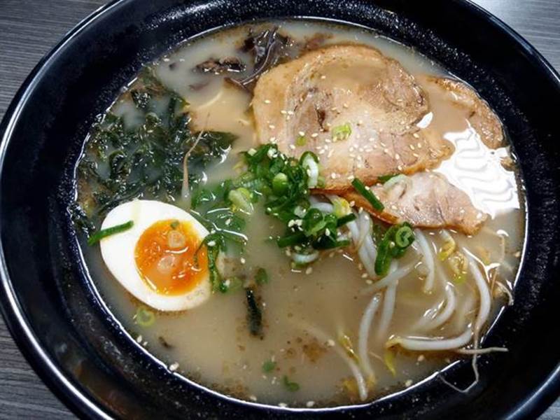「拾玥拉麵」販售的豚骨拉麵,肉質細嫩、湯頭濃郁,帶有迷人的香氣,讓人吃完後大呼過癮。(張穎齊攝)