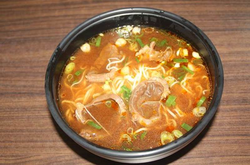進芳手工現拉麵坊牛肉拉麵肉質嫩湯頭香,相當受到客人喜愛。(林雅惠攝)