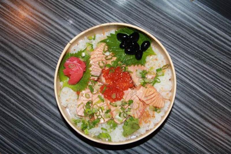 水野日本料理的鮭魚親子丼,滿足饕客味蕾。(何冠嫻攝)