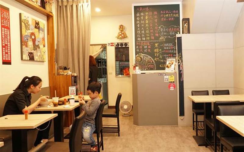 慶穎麵食館,店內風格走清爽家庭風。(黃國峰攝)