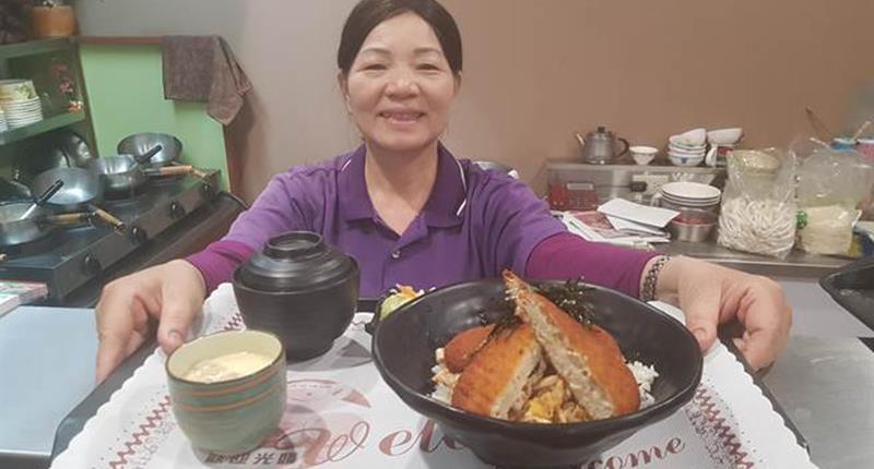 老闆娘陳素蓮和兒子在永康區經營大樂蔬食方至今滿2年多,多元化平價的蔬食料理和中、日式多樣口味擄獲不少素食客群味蕾。(李其樺攝)