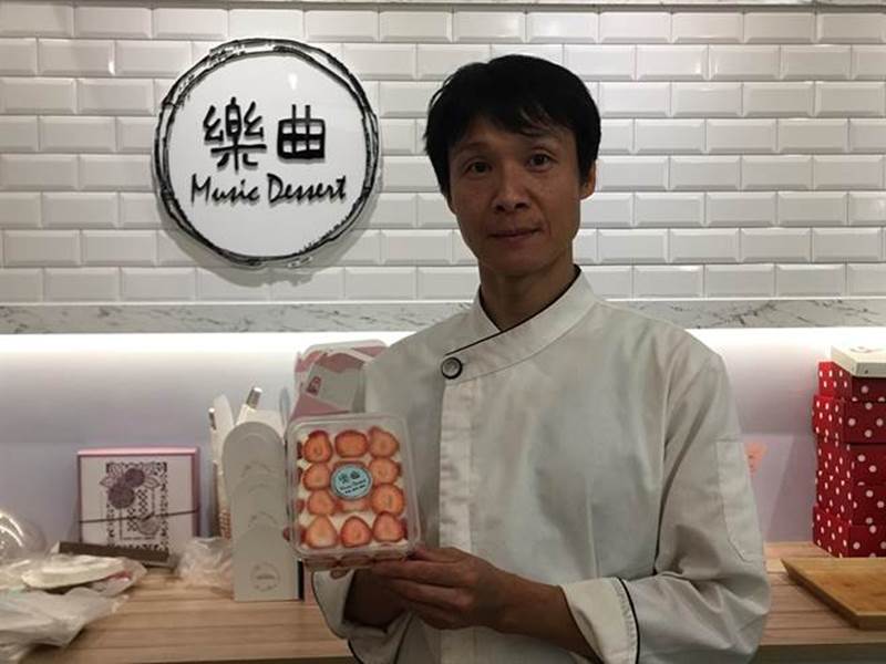 甜點主廚以香草加入「草莓蛋糕」內,雖成本較高,但口感更豐富與香醇。(林欣儀攝)