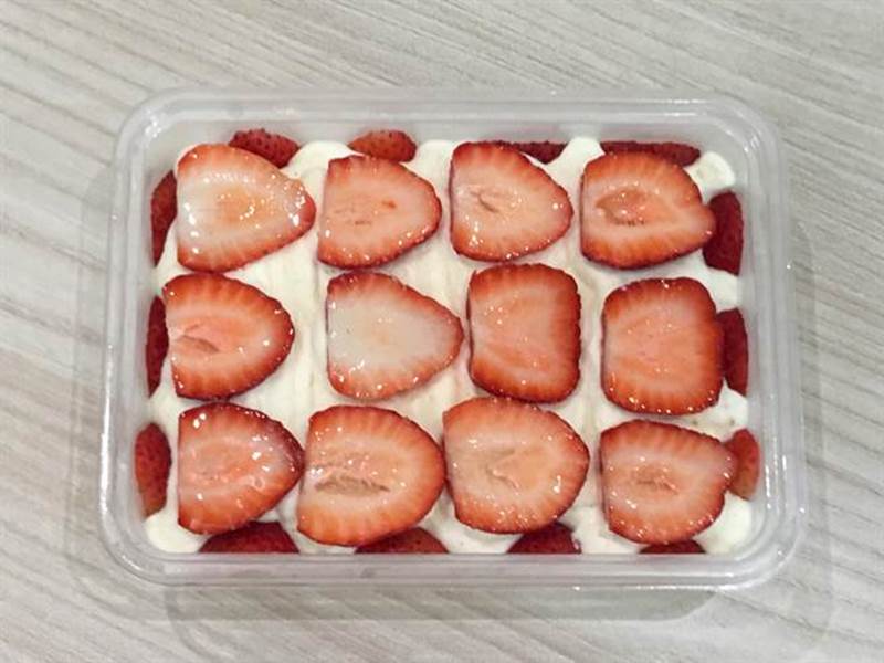 鋪了滿滿草莓的「草莓便當」成為冬天必吃甜點。(林欣儀攝)